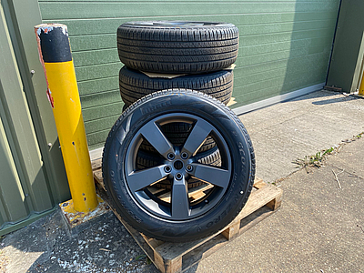 Pirelli 255/60R20 Scorpion c/w 5 Spoke