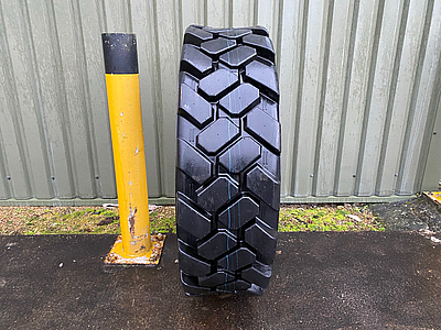 Solidboss 400/75-28 Tyres