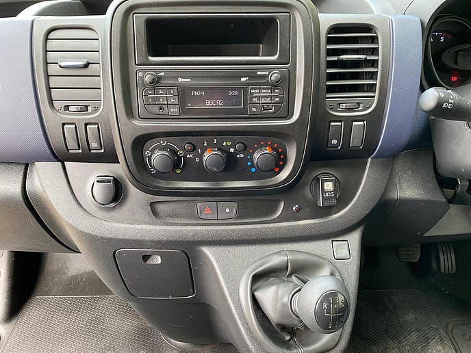 2015 Vauxhall Vivaro 2900 1.6 CDTi LWB 6 seat crew van - Gallery image 18