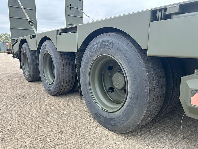 Broshuis E2130 Tri Axle Step Frame Low Loader Trailer - Gallery image 27