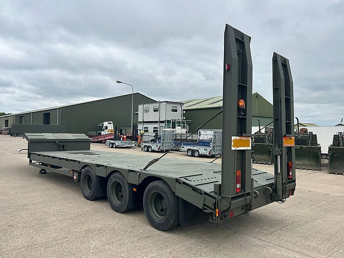 Broshuis E2130 Tri Axle Step Frame Low Loader Trailer - Gallery image 4
