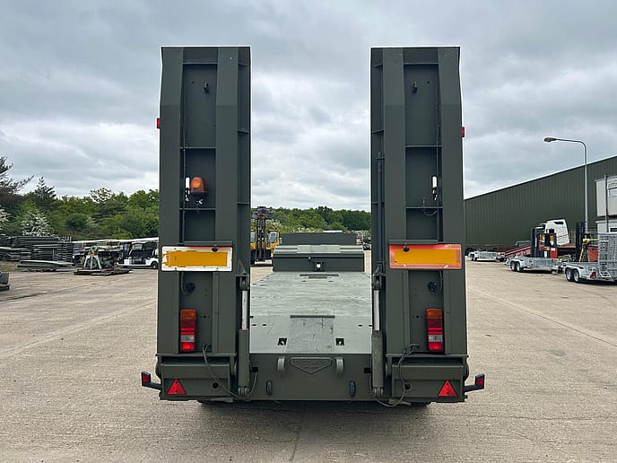 Broshuis E2130 Tri Axle Step Frame Low Loader Trailer - Gallery image 6