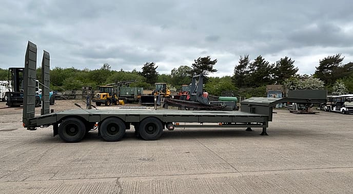 Broshuis E2130 Tri Axle Step Frame Low Loader Trailer - Gallery image 8