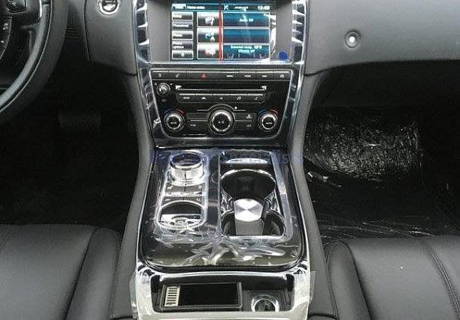 Jaguar: XJ 3.0 V6 AWD Auto Premium LWB - Gallery image 14