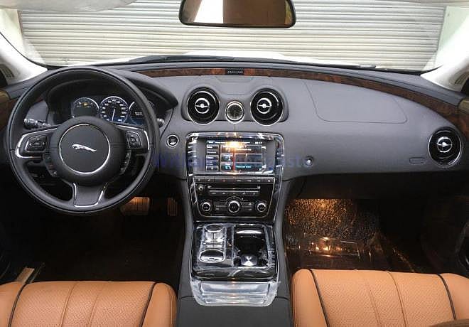 Jaguar: XJ 3.0L V6 S/C Petrol AWD Auto 4 door LWB Premium - Gallery image 15
