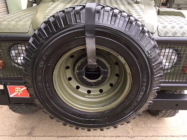 Land Rover Defender 110 Snatch 2B Armoured RHD - Gallery image 15