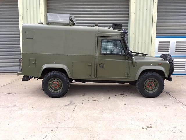 Land Rover Defender 110 Snatch 2B Armoured RHD - Gallery image 4