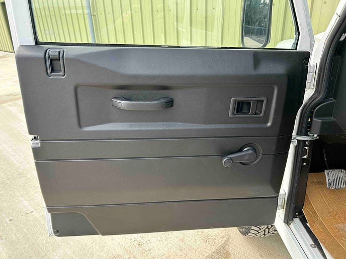 Land Rover : Defender 110 5 Door Station Wagon LHD - Gallery image 4