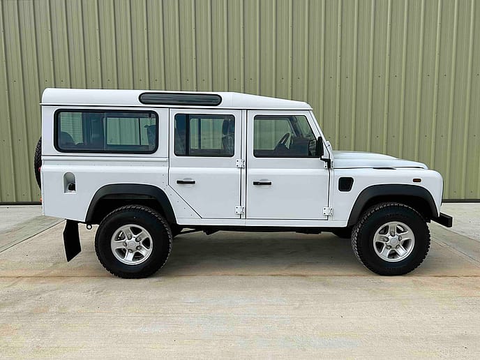 Land Rover : Defender 110 5 Door Station Wagon LHD - Gallery image 17