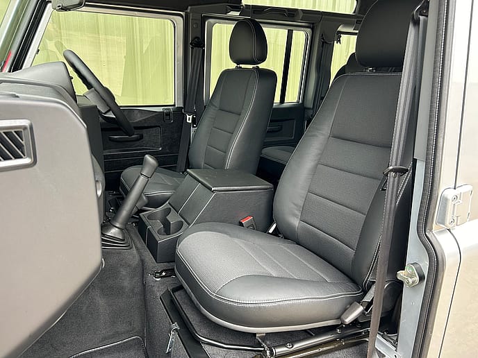 Land Rover Defender 110 XS Station Wagon 7-Seater - Gallery image 12
