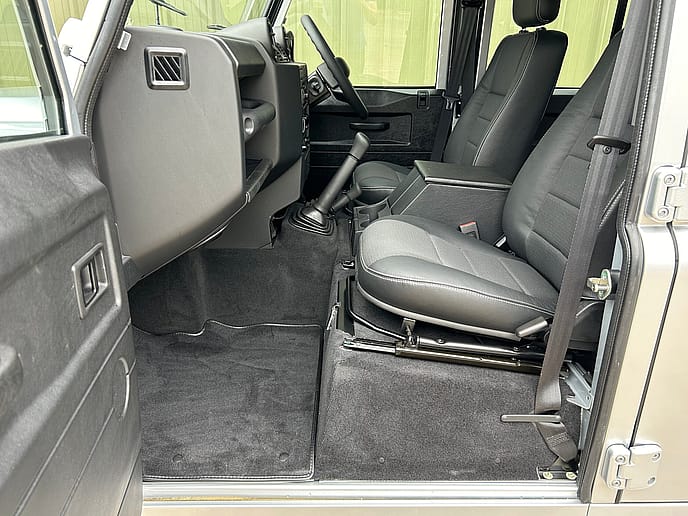 Land Rover Defender 110 XS Station Wagon 7-Seater - Gallery image 13