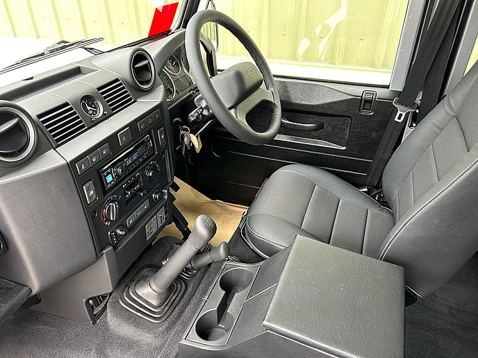 Land Rover Defender 110 XS Station Wagon 7-Seater - Gallery image 14
