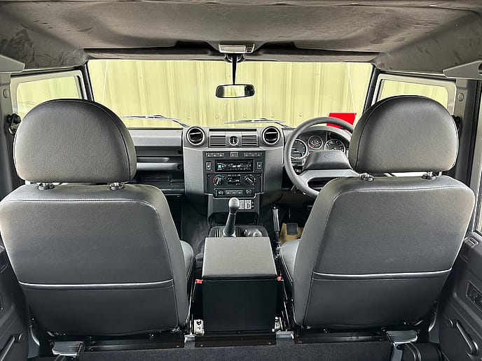 Land Rover Defender 110 XS Station Wagon 7-Seater - Gallery image 15