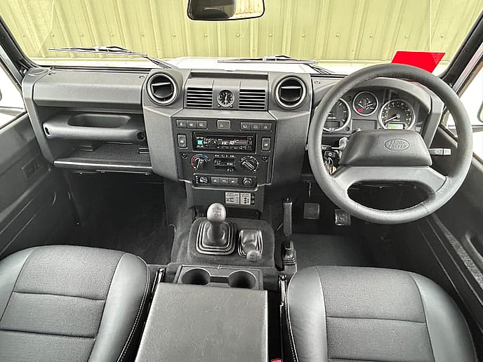 Land Rover Defender 110 XS Station Wagon 7-Seater - Gallery image 16