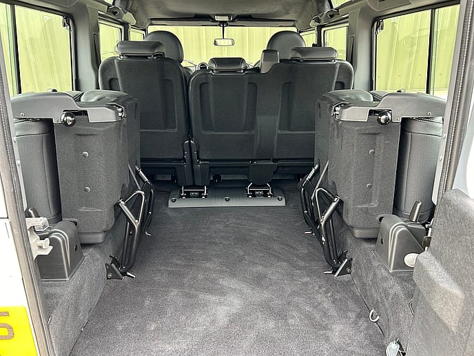 Land Rover Defender 110 XS Station Wagon 7-Seater - Gallery image 21
