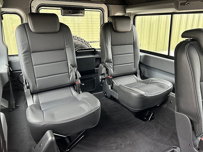 Land Rover Defender 110 XS Station Wagon 7-Seater - Gallery image 24