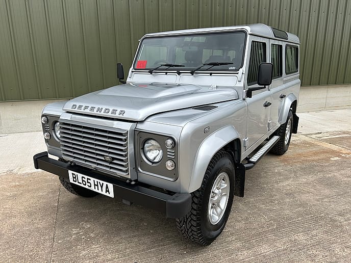 Land Rover Defender 110 XS Station Wagon 7-Seater - Gallery image 3