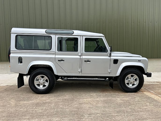 Land Rover Defender 110 XS Station Wagon 7-Seater - Gallery image 5