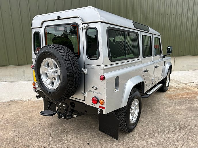 Land Rover Defender 110 XS Station Wagon 7-Seater - Gallery image 7