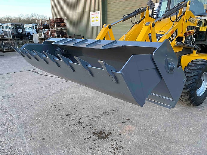 Mahindra: VX90 4X4 Earth Master Backhoe Loader - Gallery image 12