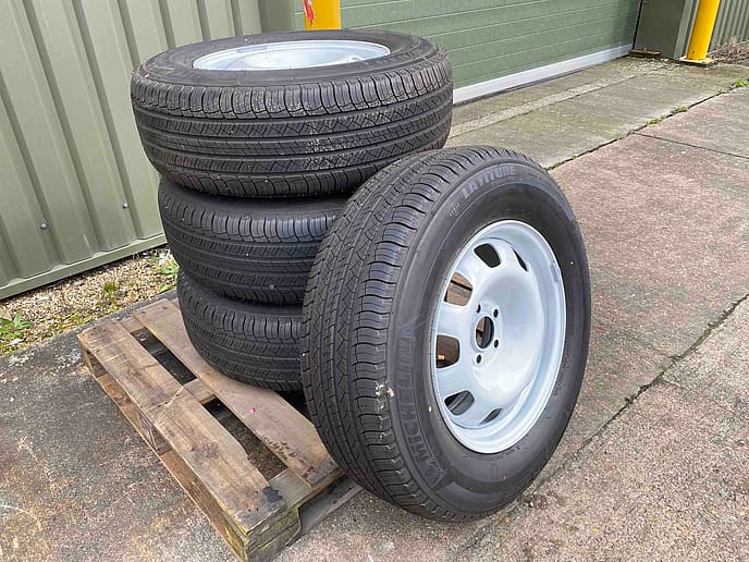 Michelin: 255/70R18 Latitude Tour HP LR Defender Rims - Gallery image 2