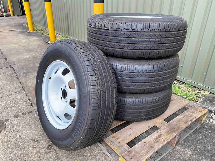 Michelin: 255/70R18 Latitude Tour HP LR Defender Rims - Gallery image 3