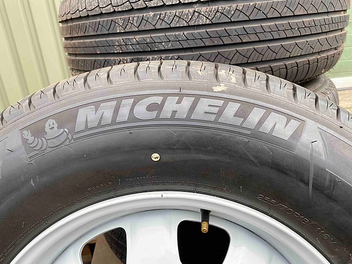 Michelin: 255/70R18 Latitude Tour HP LR Defender Rims - Gallery image 6