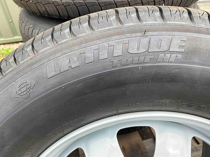 Michelin: 255/70R18 Latitude Tour HP LR Defender Rims - Gallery image 8