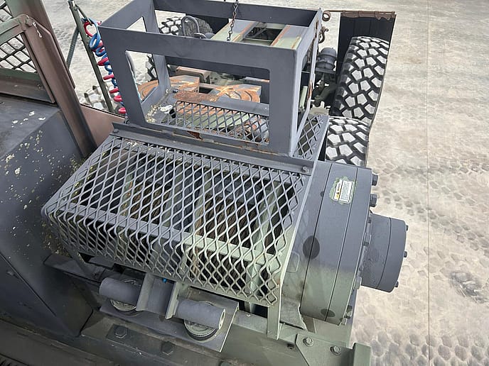 Oshkosh M1070 8x8 Heavy Equipment Transporter System (HETS) - Gallery image 19