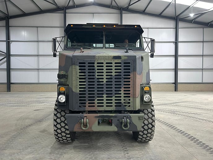 Oshkosh M1070 8x8 Heavy Equipment Transporter System (HETS) - Gallery image 2