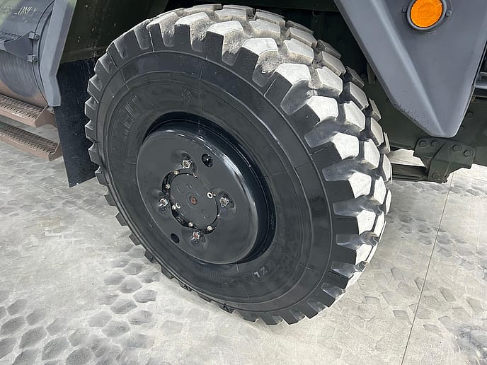 Oshkosh M1070 8x8 Heavy Equipment Transporter System (HETS) - Gallery image 23