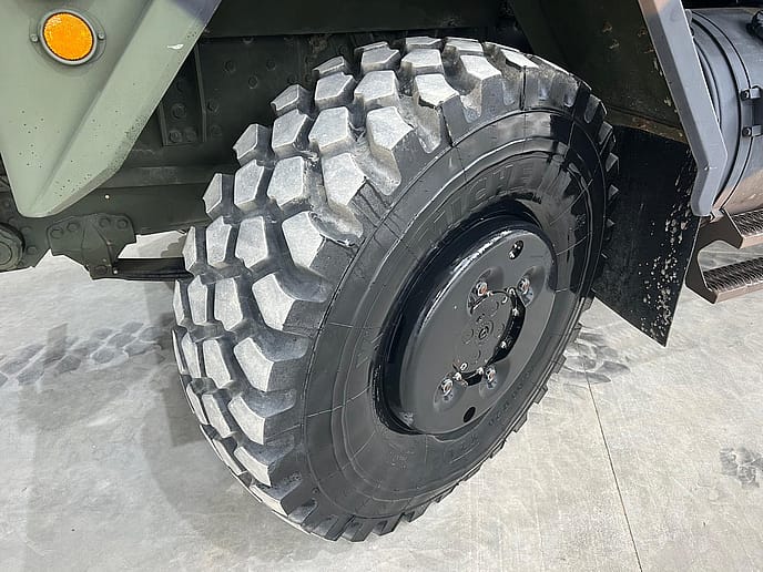 Oshkosh M1070 8x8 Heavy Equipment Transporter System (HETS) - Gallery image 24