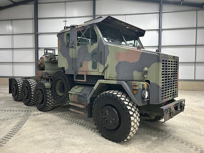Oshkosh M1070 8x8 Heavy Equipment Transporter System (HETS) - Gallery image 3