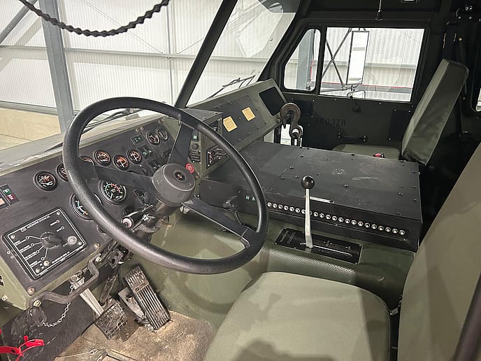 Oshkosh M1070 8x8 Heavy Equipment Transporter System (HETS) - Gallery image 9