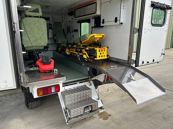 Pinzgauer: 718 6x6 Ambulance TMV RHD - Gallery image 12