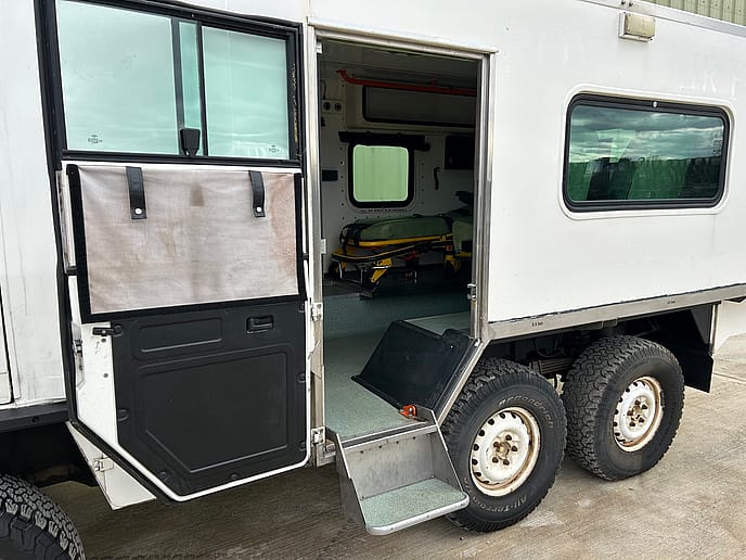 Pinzgauer: 718 6x6 Ambulance TMV RHD - Gallery image 31