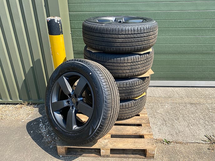 Pirelli 255/60R20 Scorpion c/w 5 Spoke - Gallery image 2