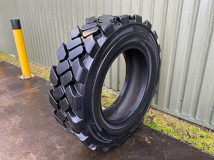 Solidboss 400/75-28 Tyres - Gallery image 2