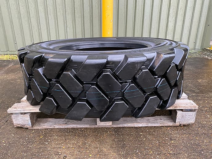 Solidboss 400/75-28 Tyres - Gallery image 4