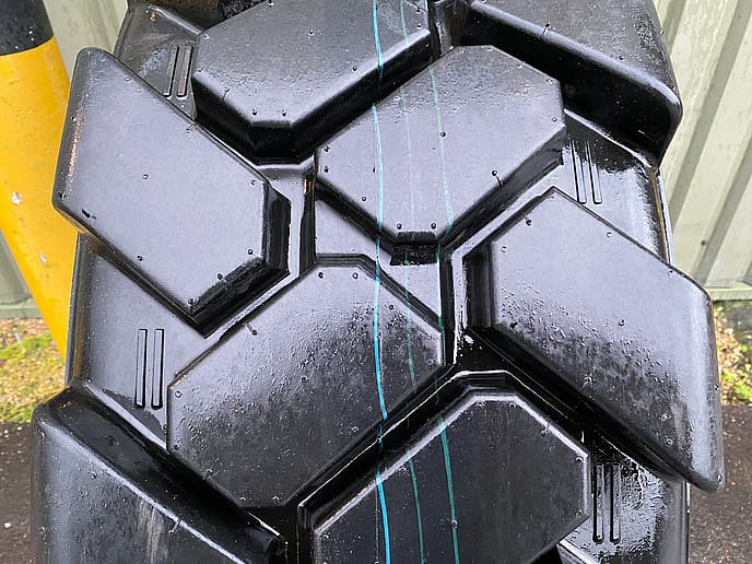 Solidboss 400/75-28 Tyres - Gallery image 6