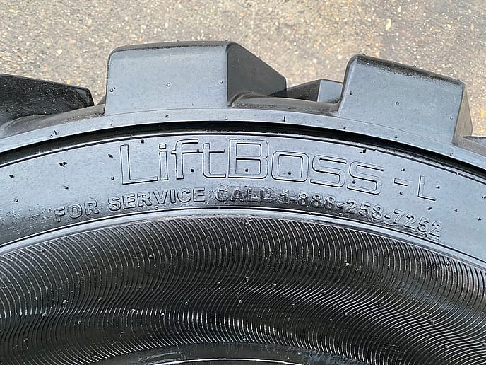 Solidboss 400/75-28 Tyres - Gallery image 8