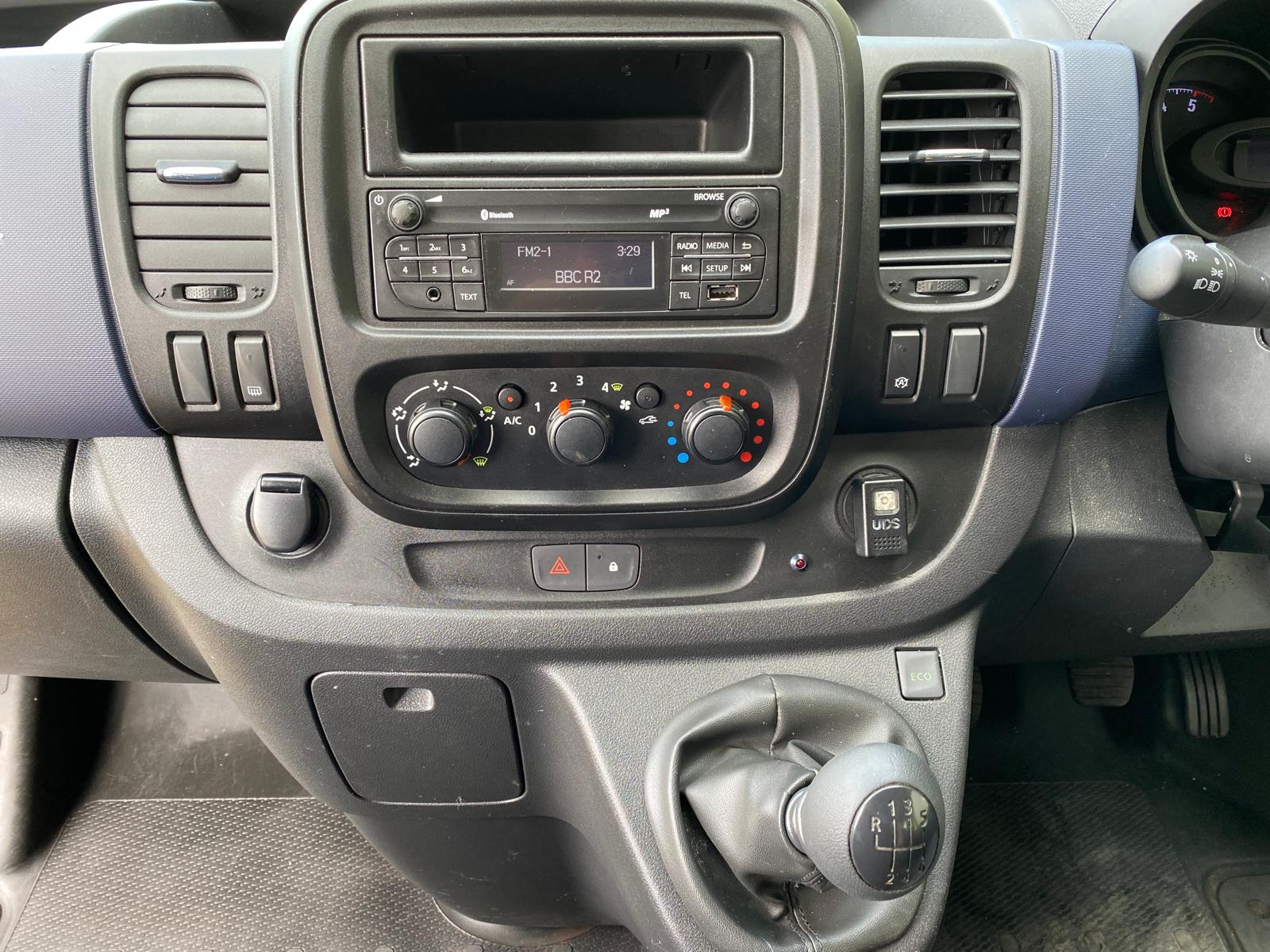 2015 Vauxhall Vivaro 2900 1.6 CDTi LWB 6 seat crew van - Gallery image 18