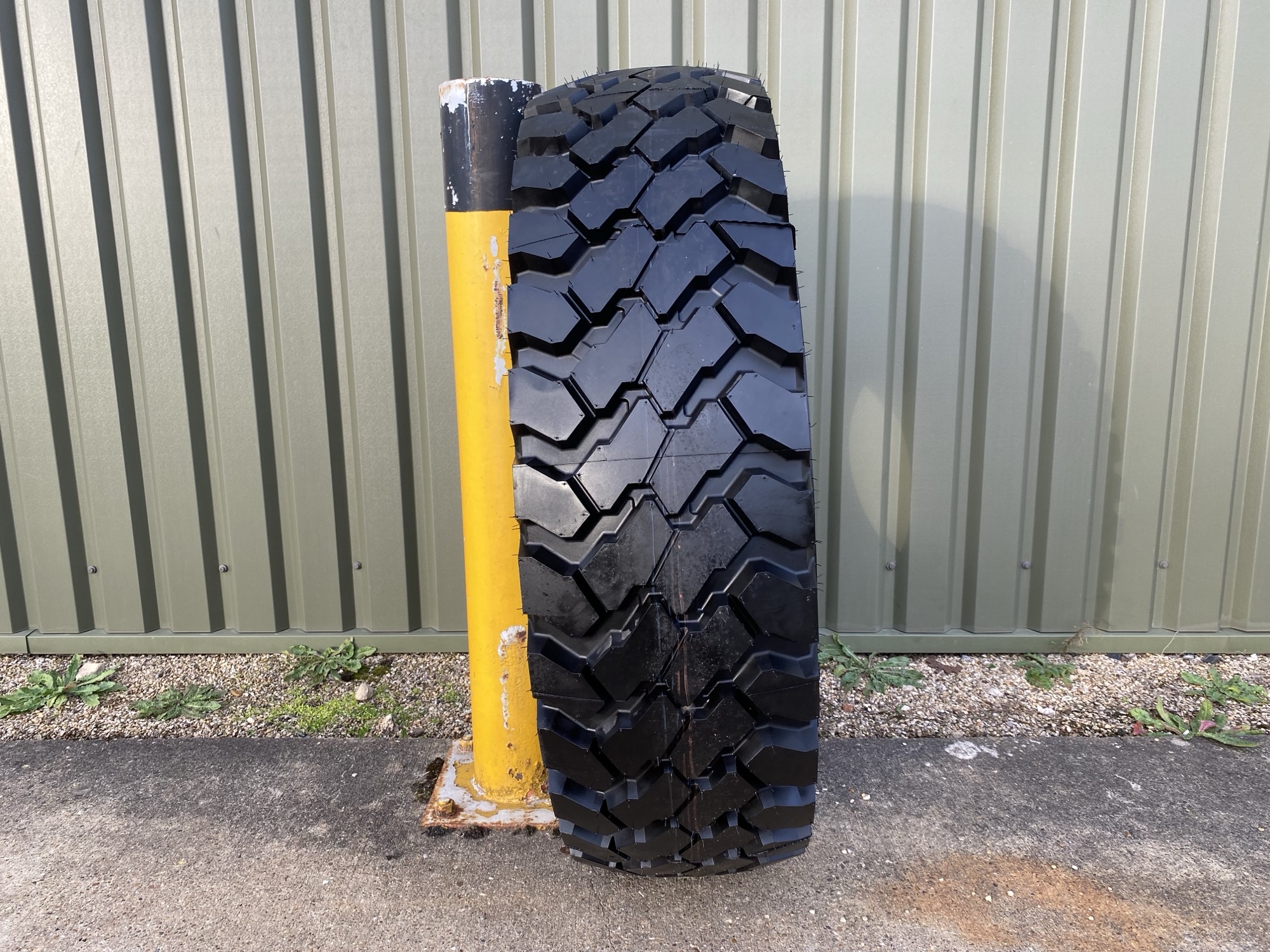 Continental 14.00 R20 HCS Tyre, Unused - Gallery image 1