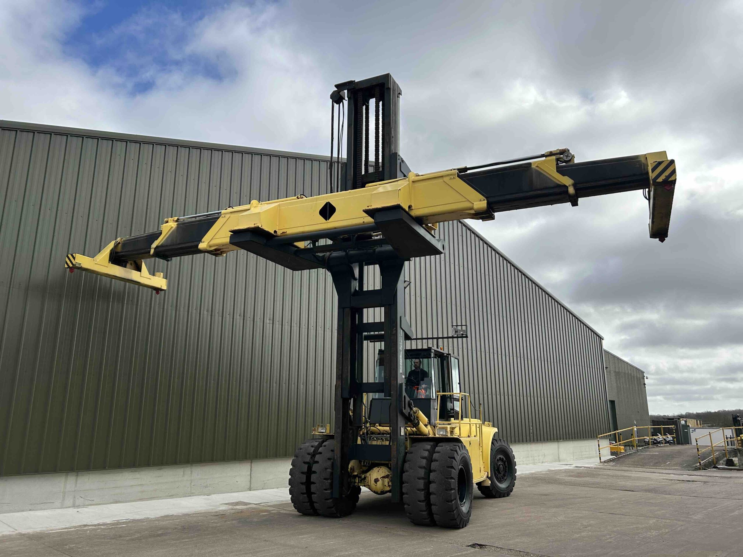 Hyster H32.00F-16CH: Container Handler - Gallery image 11