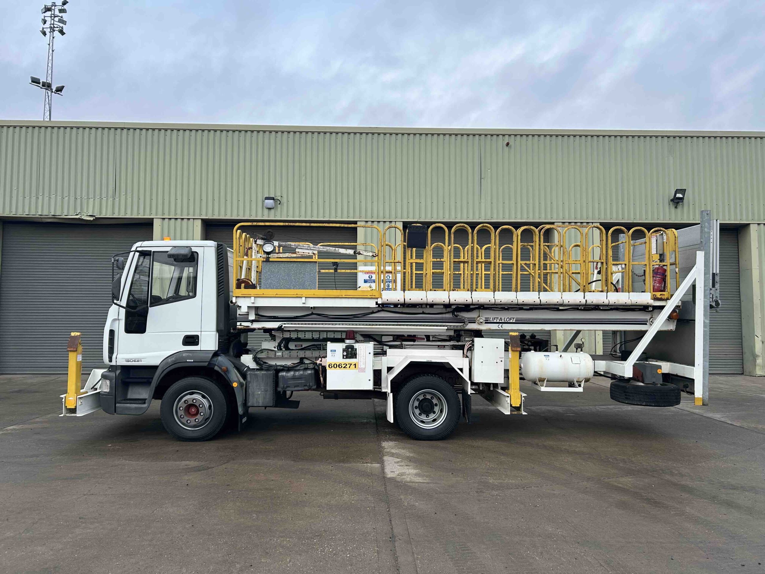 Iveco Euro Cargo 150/E21 Aircraft : Maintenance Lift - Gallery image 4
