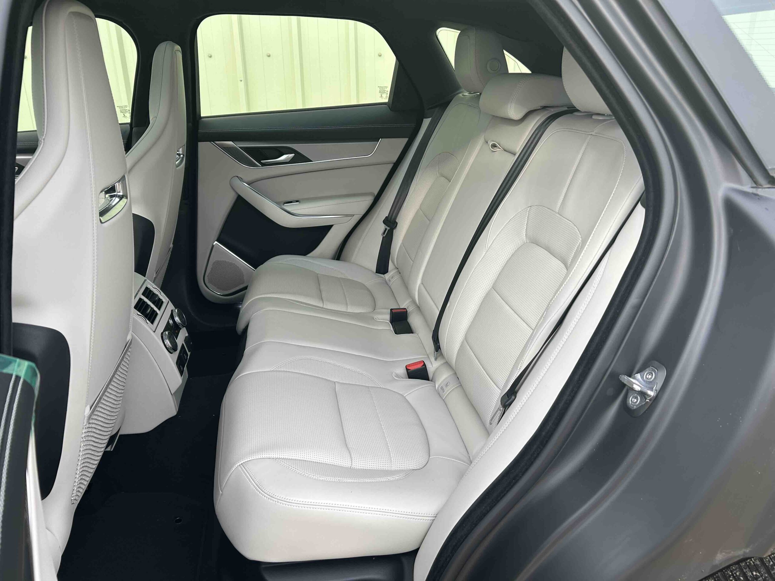 Jaguar: F Pace P400 R Dynamic S LHD - Gallery image 13