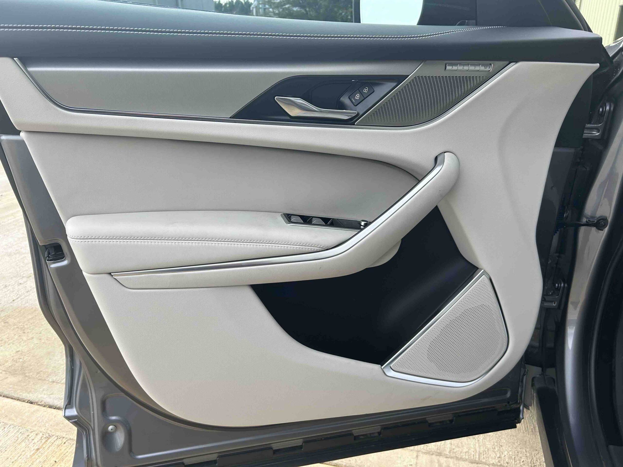Jaguar: F Pace P400 R Dynamic S LHD - Gallery image 23