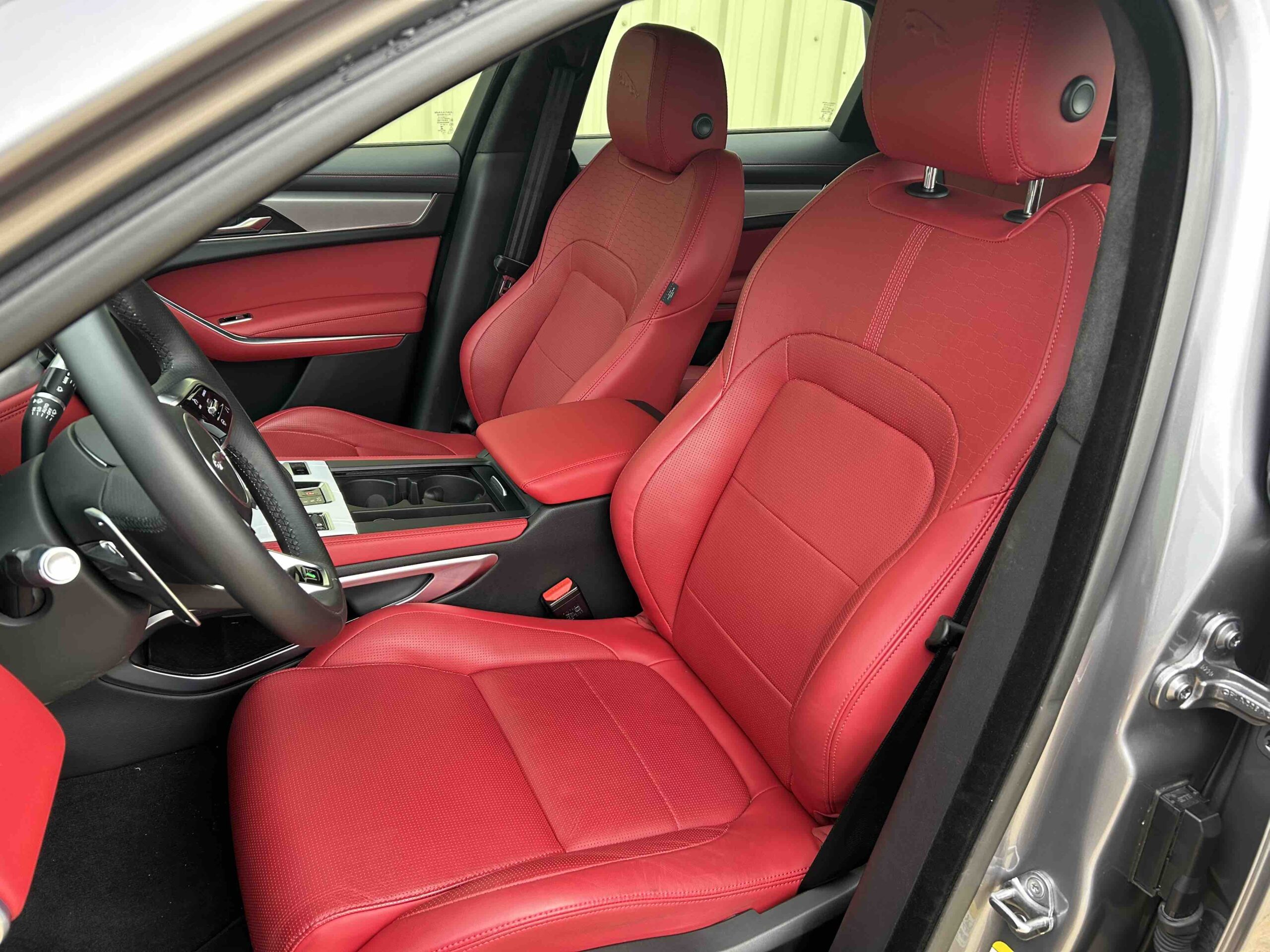 Jaguar: F Pace P400e R Dynamic HSE LHD - Gallery image 12