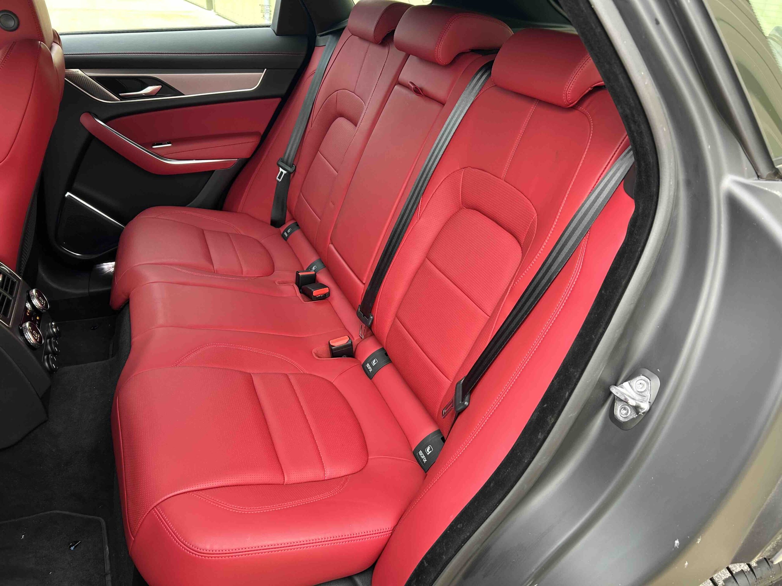 Jaguar: F Pace P400e R Dynamic HSE LHD - Gallery image 19