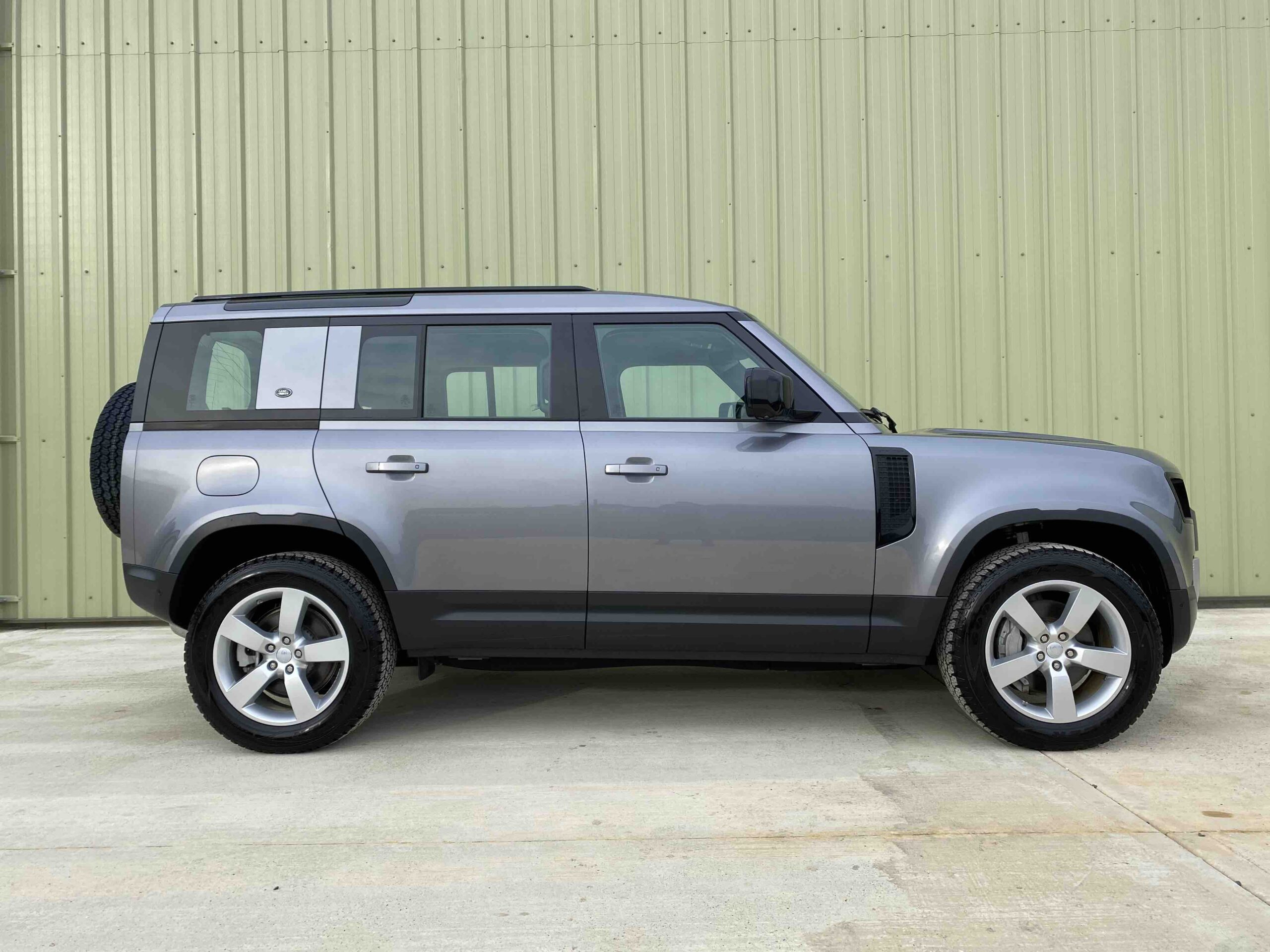 Land Rover: Defender 110 D300 HSE LHD - Gallery image 3